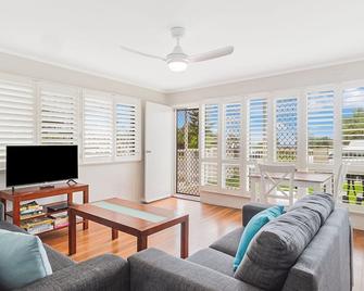 Legacy 1 - Bilinga/ North Kirra Beachfront - Min. 3 Night Stay! - Bilinga - Living room
