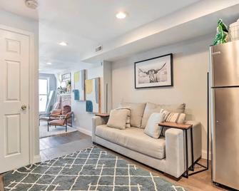 Central and Trendy Baltimore Townhome Pets OK! - Baltimore - Huiskamer