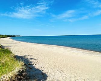 Sunshine Beach House - 3min to Beach - Good Times Guaranteed - Kincardine - Strand
