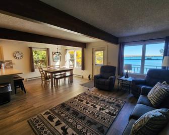 Drummond Island Hotel & Vacation Homes - Whispering Loon - Drummond - Sala de estar