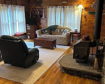 Charming 3-bdrms & loft cabin, with WiFi, mins to Elk Mountain by Lake Idlewild - Union Dale - Sala de estar