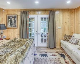 Tranquil Fairmont Studio w/ Patios - Pets Welcome! - Fairmont - Bedroom