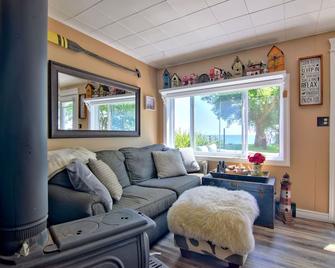 The Hideaway- Lake view Cottage In Wine Country - Kingsville - Living room