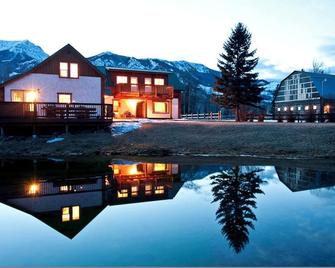 90+ Acre Ranch Directly On The Elk River In The Heart Of The Canadian Rockies! - Sparwood - Building