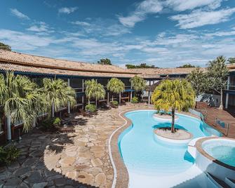 أو ن بوزيوس بيتش هوتل - بوزيوس - حوض السباحة