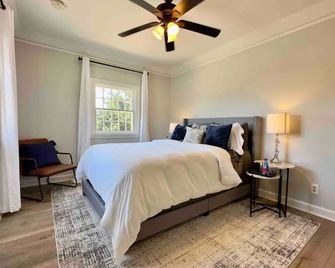 Ocean and mountain views, 2 bedroom 2 story entire home with driving range - Summerland - Bedroom