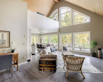 The Annex- Family Fun on Sargeant Bay - Sechelt - Living room