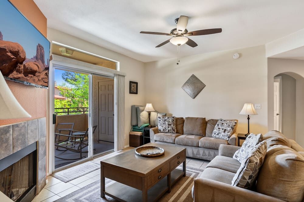 Relax Poolside in your private, Clean, Beautiful, Quiet Vacation Condo - פיניקס - סלון