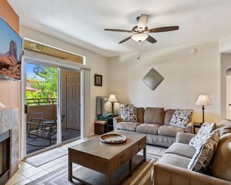 Relax Poolside in your private, Clean, Beautiful, Quiet Vacation Condo - Phoenix - Living room