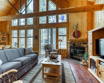 Charming resort home with fireplace, deck, gas grill, and gas stone fireplace - Redmond - Salon