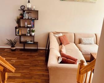 Charming 3-bedroom townhome with WiFi Parking and AC in Laurel - Laurel - Living room
