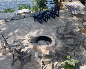 Beautifully Renovated Muskoka Cottage with Hot Tub on Pristine Skeleton Lake - Windermere - Patio