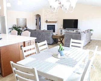 Modern Comfort, Home Feel-Escape to our hidden gem in Hesperia! - Hesperia - Dining room