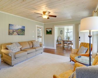 Idyllic Blue Ridge Mountain Home on 26-Acre Farm - Roan Mountain - Living room