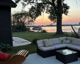 New Listing Cozy Lakefront Home - 10 Miles from Culver Academy - Knox - Patio