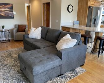Newly remodeled apartment over shop, 1 block from airport - East Wenatchee - Living room