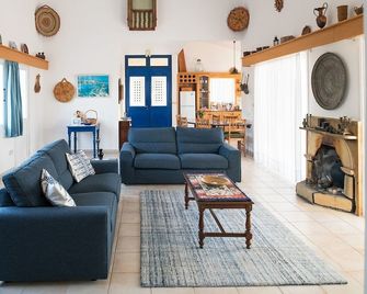 Luxurious, Spacious, FULLY air conditioned villa set in a serene environment! - Neo Chorio - Living room