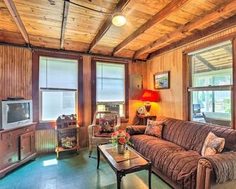 'grandma's Cottage' w/ Sunroom: Walk to Beach - Old Saybrook - Wohnzimmer