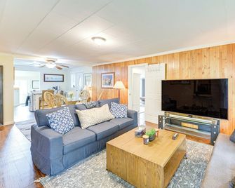 10 Mi to South Beach & Newport: Home w/ Deck! - Toledo - Living room