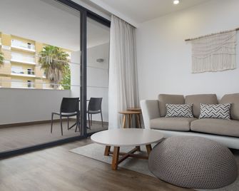 Jupiter Marina Hotel & Spa - Adults Only - פורטימאו - סלון