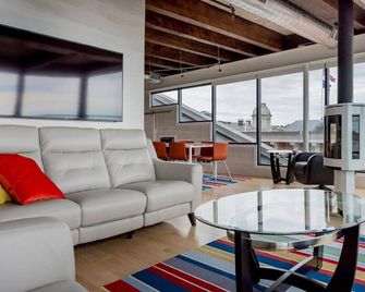 Penthouse Two Master Waterfront Suite with Rooftop - Portland - Living room
