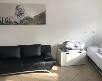 Kraichgau # 1-Zkd Mit Ebk, Modern Und Barrierefrei, Monteurzimmer, Self-Check-In - Ittlingen - Living room