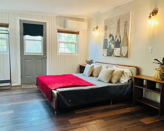 Romantic Lakefront Cottage OR Guest Room depending on availabilities with Private Dock & Golf nearby at Whispering Cove - Anderson - Bedroom