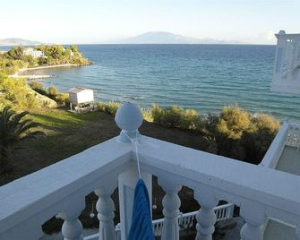 Clear Horizon - Alikanas - Balkon