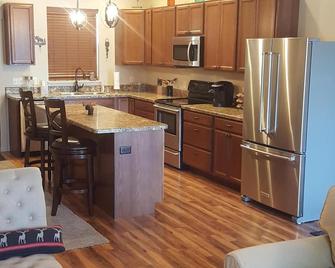 3 Bedroom, 2.5 Bath, Garage, Ac, W/D, Wifi - Belgrade - Kitchen