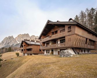 Cozy 3 bedroom with access to garden - Cortina d'Ampezzo - Clădire