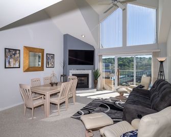 Condo, 4 Bedrooms + Loft, 3 Baths; Sleeps 8 - Camdenton - Sala de estar