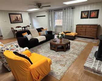 Snow Blanket Barn! Family-Friendly, Charming & Cozy 3-bedroom - Gardner MA - Gardner - Sala de estar