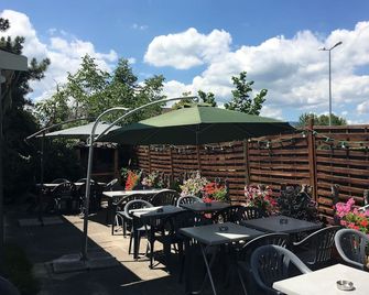 Fast Hotel Colmar Houssen - Colmar - Patio