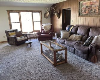 Renovated Farmhouse - Hunters Lodge - Moundville - Living room