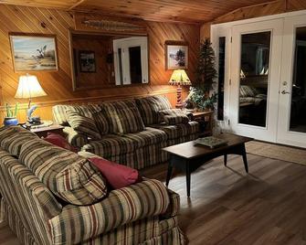 Niman House is a fishermans paradise, river front on the beautiful Juniata River - Mifflintown - Living room