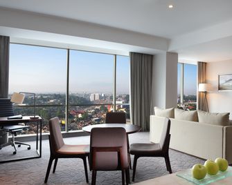 Crowne Plaza Bandung By IHG - Bandung - Living room