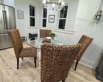 Brand new detached apartment over Garage in Davidson 3 blocks from Main Street - Davidson - Dining room