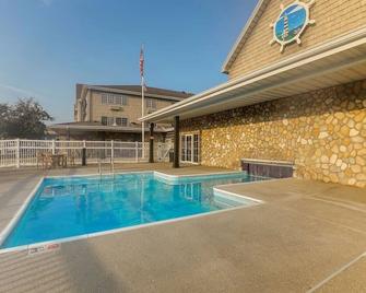 Experience Warm Home Runs with Rustic Elegance at a Riverside Property - East Peoria - Zwembad