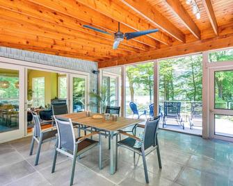 Lakefront Roxboro Home w/ Private Dock! - Roxboro - Essbereich