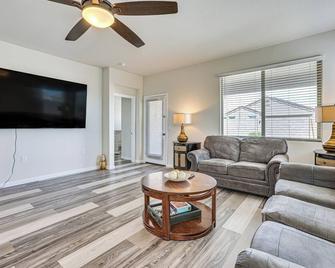 Cozy Buckeye Home with Patio and Fire Pit! - Buckeye - Living room