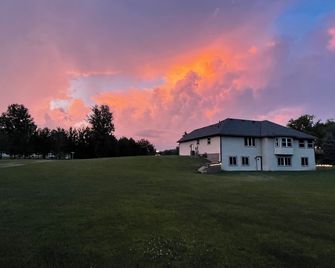 Natural tranquility meets city convenience at The Unicorn. - Ham Lake - Building