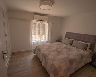 Au Petit Logis - Violès - Bedroom