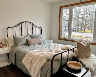 Vintage Cozy Retreat - close to the beach! - Innisfil - Bedroom