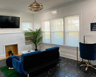 The Hidden Oasis Near Cle Clinic & Downtown! - Shaker Heights - Wohnzimmer