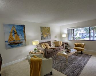 Cozy vacation condo 1B (2QB) /1B in Saddlebrook - Wesley Chapel - Living room