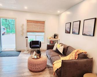 The Overlook Stay-Mountain View-Free Parking - Harvie Heights - Living room