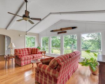 The Greene Hills Vista House - Stanardsville - Living room