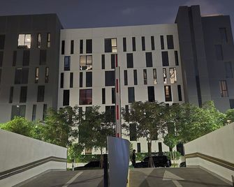 Midori Elegant Living by Shiro Elegant Holiday Homes - Sharjah - Building