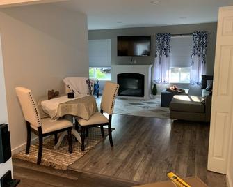 Cozy Studio Apartment in Qualicum Beach\nAngels Inn Studio Apartment. - Qualicum Beach - Dining room