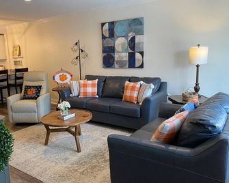 Adorable & recently renovated condo within walking distance to downtown Clemson. - Clemson - Obývací pokoj